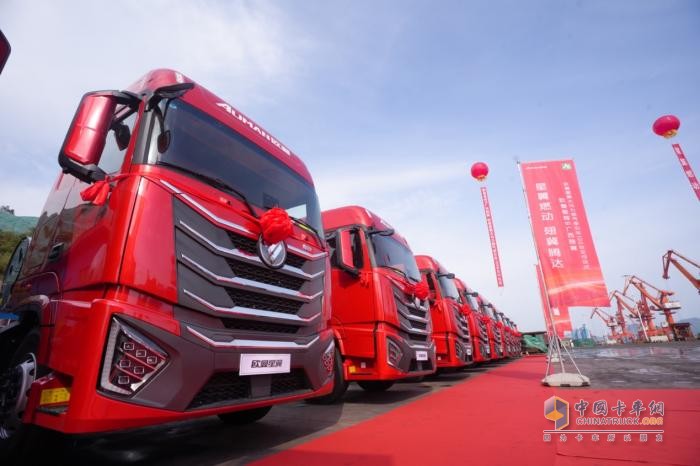 交車100臺(tái)！歐曼星翼大馬力燃?xì)廛囍茝V西資源運(yùn)輸高效升級(jí)