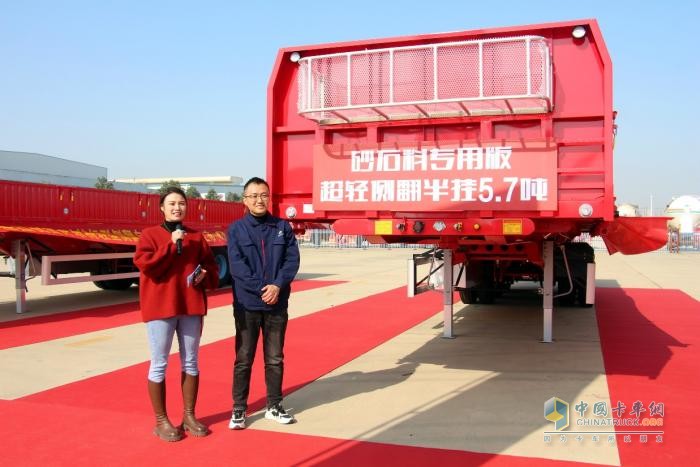 第二直播現(xiàn)場航空開樂副總經理馮兵與亞萍互動分享