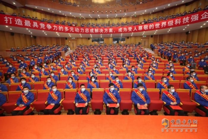 2023年3月8日，是習(xí)近平總書(shū)記對(duì)濰柴集團(tuán)發(fā)展作出重要指示五周年，當(dāng)天上午9點(diǎn)，濰柴集團(tuán)召開(kāi)“心無(wú)旁騖攻主業(yè)建設(shè)世界一流強(qiáng)企”千人專(zhuān)題會(huì)議，重溫總書(shū)記重要指示，號(hào)召全體員工牢記囑托，堅(jiān)定不移沿著總書(shū)記指引的道路前行，奮力書(shū)寫(xiě)更加亮麗的“新答卷”。