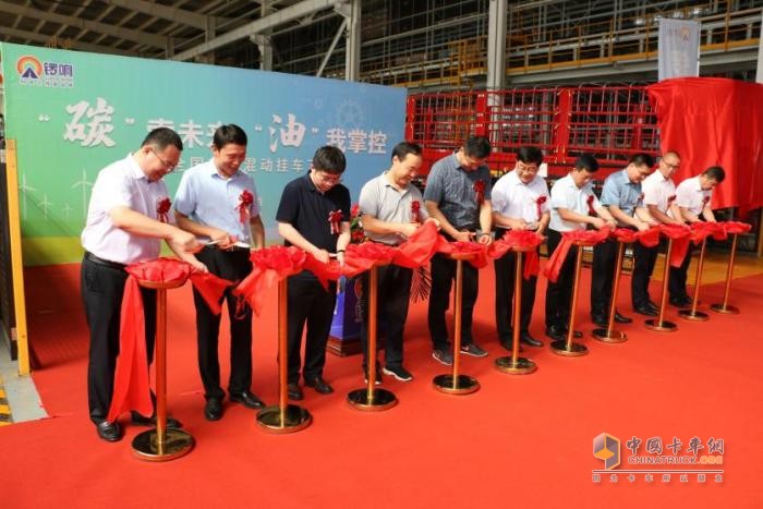 “碳”索未來 “油”我掌控，鑼響全國首款混動(dòng)掛車成功下線