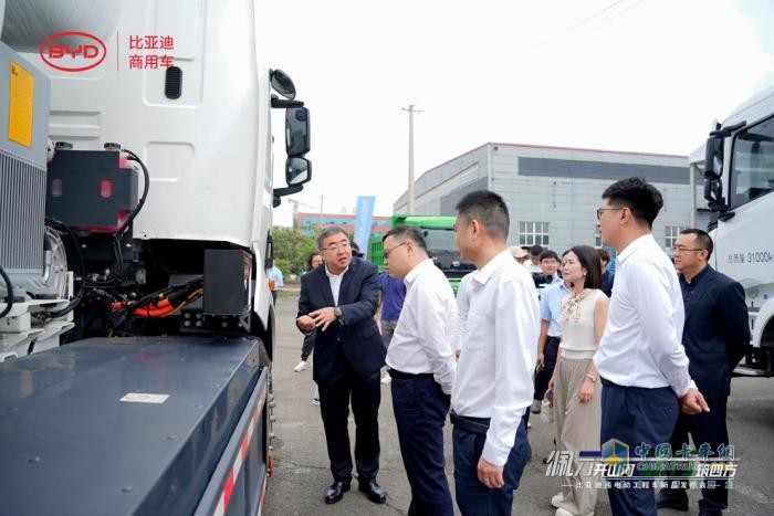 更靈活更高效！比亞迪純電動(dòng)三軸工程車首次亮相