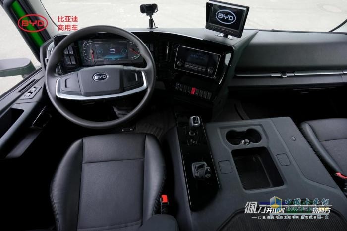 更靈活更高效！比亞迪純電動(dòng)三軸工程車首次亮相