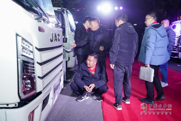 創(chuàng)富逐夢，就選江淮1卡駿鈴V8plus，能裝能拉更省油！