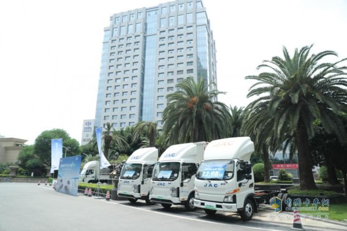 江淮1卡帥鈴EV5成都上市！以“威武”之姿，助力城配物流平穩(wěn)“油換電”