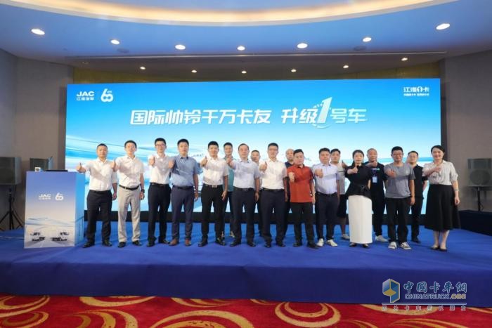 江淮1卡帥鈴EV5成都上市！以“威武”之姿，助力城配物流平穩(wěn)“油換電”