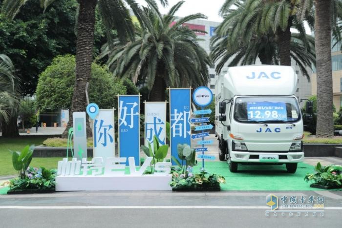 江淮1卡帥鈴EV5成都上市！以“威武”之姿，助力城配物流平穩(wěn)“油換電”