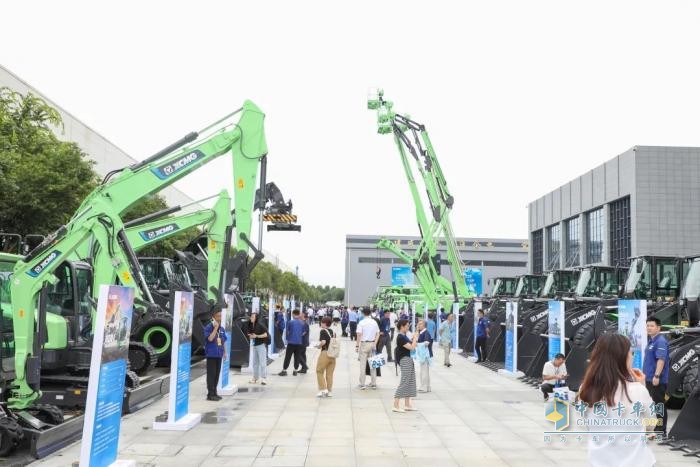 填補行業(yè)空白！首批7項電動工程機械國家標準在徐工發(fā)布