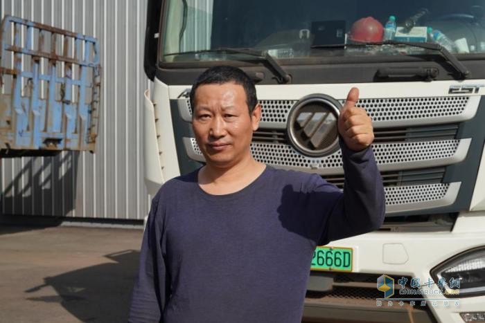 1臺(tái)1年能省20萬(wàn)！百臺(tái)歐曼智藍(lán)戰(zhàn)車(chē)助尹經(jīng)理港口運(yùn)輸大贏特贏