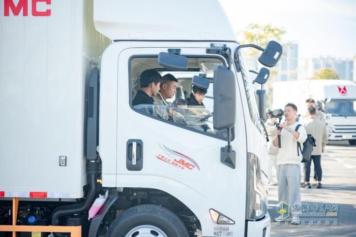 百公里油耗僅3.55L 頂尖駕駛高手問鼎江鈴輕卡節(jié)能賽總冠軍