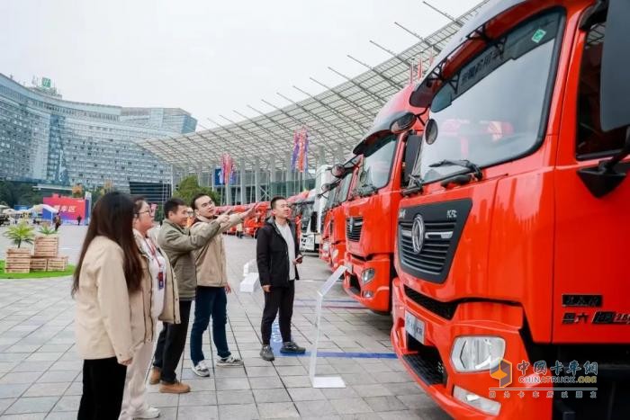 燃動(dòng)未來(lái)！東風(fēng)商用車2025合作伙伴大會(huì)，龍擎動(dòng)力“鏈”接精彩