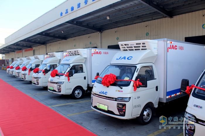 空間成就自由，長航無懼遠(yuǎn)方！首批8臺(tái)愷達(dá)U7冷藏車順利交付