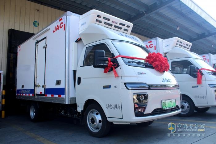 空間成就自由，長航無懼遠(yuǎn)方！首批8臺(tái)愷達(dá)U7冷藏車順利交付