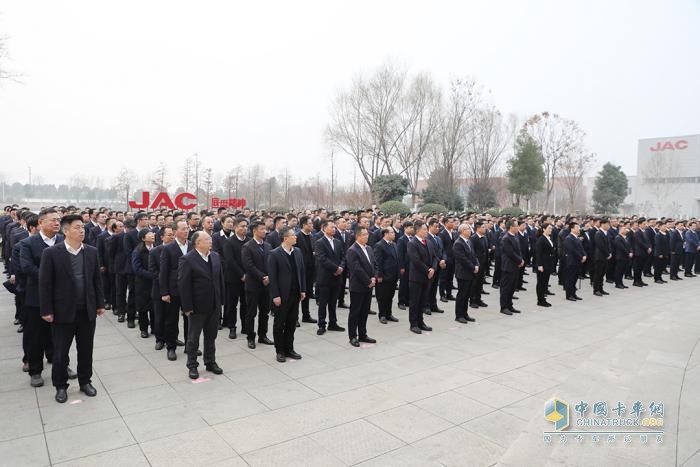 江淮商用車營(yíng)銷事業(yè)部舉行2025年大區(qū)出征誓師大會(huì)，吹響新年“沖鋒號(hào)”，全力贏戰(zhàn)2025