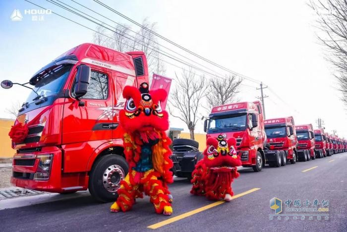 長風浩起 豪沃啟新-豪沃重卡500臺戰(zhàn)略簽約暨首批200臺豪沃子母車交付寧夏大客戶