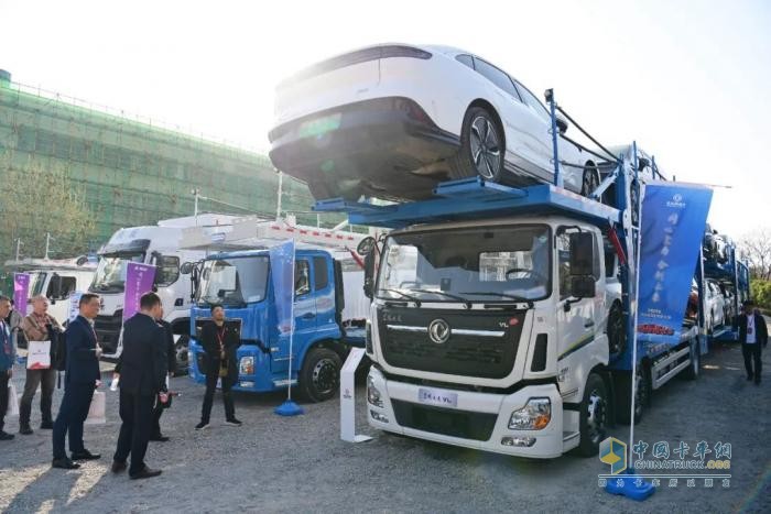 東風(fēng)商用車：兩場(chǎng)簽約！喜獲700+400大單