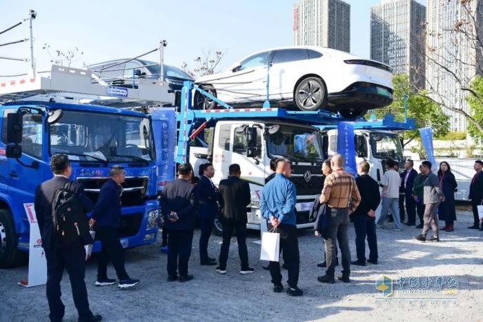 東風(fēng)商用車：兩場(chǎng)簽約！喜獲700+400大單