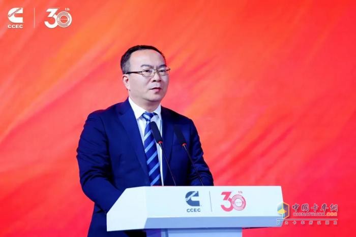 重慶康明斯30周年喜迎第33萬臺(tái)發(fā)動(dòng)機(jī)下線，多燃料平臺(tái)19L甲醇產(chǎn)品同步亮相