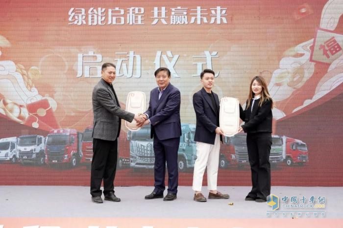 戰(zhàn)略合作再升級！60臺乘龍新能源重卡交付山西大客戶