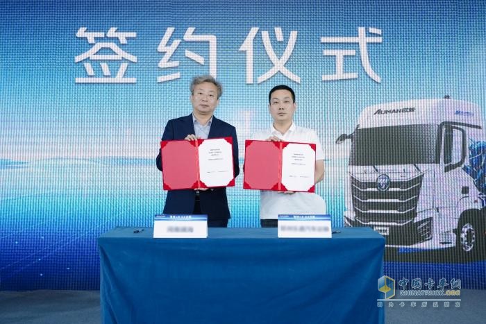 歐曼星翼純電牽引車批量交付 賦能河南綠色運輸