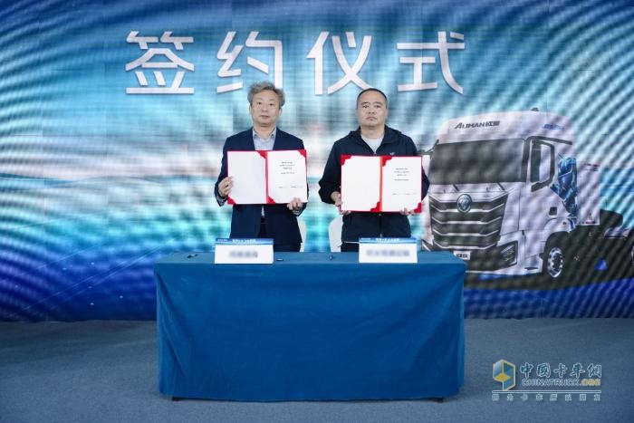 歐曼星翼純電牽引車批量交付 賦能河南綠色運輸
