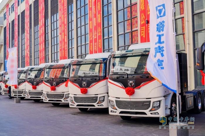 百臺(tái)交付！徐工新能源重卡滿(mǎn)電奔赴祖國(guó)西南
