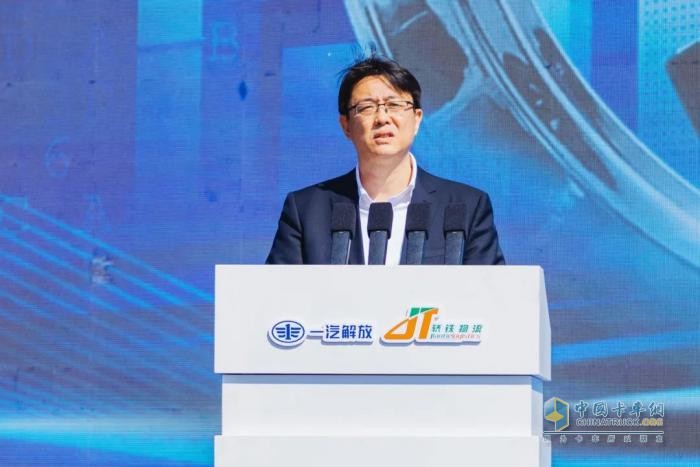 200臺(tái)悍V中置軸轎運(yùn)車交車！一汽解放與轎鐵物流戰(zhàn)略合作簽約儀式成功舉行