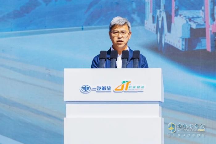200臺(tái)悍V中置軸轎運(yùn)車交車！一汽解放與轎鐵物流戰(zhàn)略合作簽約儀式成功舉行