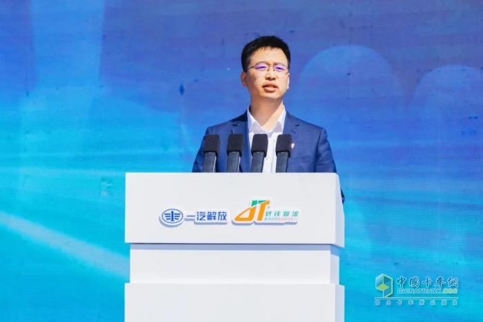 200臺(tái)悍V中置軸轎運(yùn)車交車！一汽解放與轎鐵物流戰(zhàn)略合作簽約儀式成功舉行