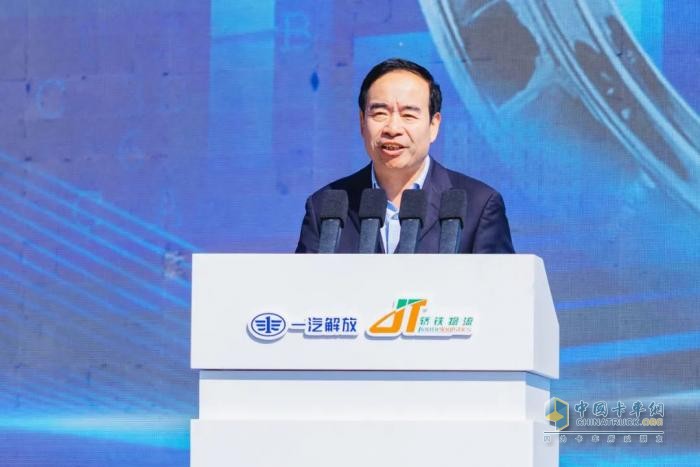 200臺(tái)悍V中置軸轎運(yùn)車交車！一汽解放與轎鐵物流戰(zhàn)略合作簽約儀式成功舉行