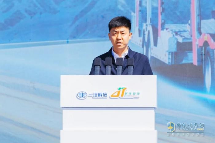 200臺(tái)悍V中置軸轎運(yùn)車交車！一汽解放與轎鐵物流戰(zhàn)略合作簽約儀式成功舉行
