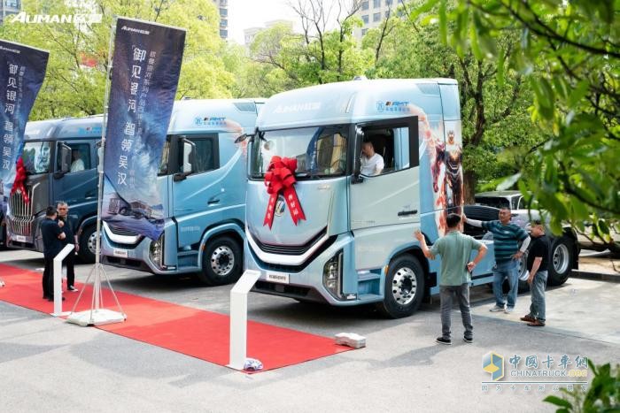 2025年5月13日，以“御見銀河智領(lǐng)吳漢”為主題的歐曼銀河百城千店江蘇區(qū)域上市活動(dòng)在徐州舉行。此次活動(dòng)，智慧高效且性能卓越的歐曼銀河重卡再次以出色的表現(xiàn)贏得廣大嘉賓盛贊，現(xiàn)場(chǎng)斬獲103臺(tái)訂單，充分展示其強(qiáng)大的市場(chǎng)吸引力。