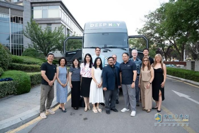 DeepWay深向受邀與美國加州薩克拉門托市代表團舉行會談，共話全球化發(fā)展新機遇