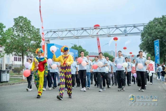 快樂龍擎 向新向上！2025年東風(fēng)龍擎嘉年華盛大啟幕