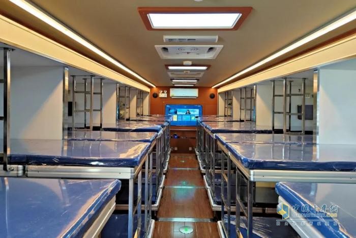 嘉峪關(guān)市消防救援支隊列裝多功能宿營消防車 戰(zhàn)勤保障能力再升級