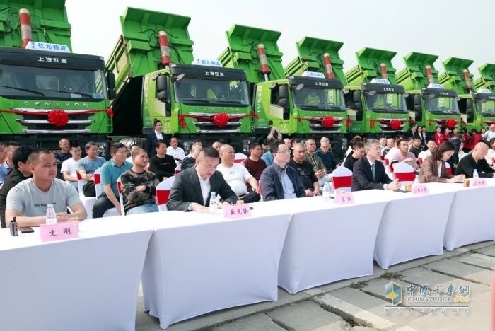 上汽紅巖新型智能渣土車批量交付，助力重慶打造山水美麗之城