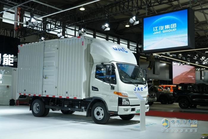 2024上海國際低碳智慧出行展覽會開幕，江淮1卡帥鈴EV5“威武”亮相