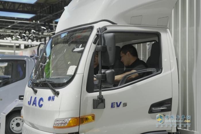 2024上海國際低碳智慧出行展覽會開幕，江淮1卡帥鈴EV5“威武”亮相