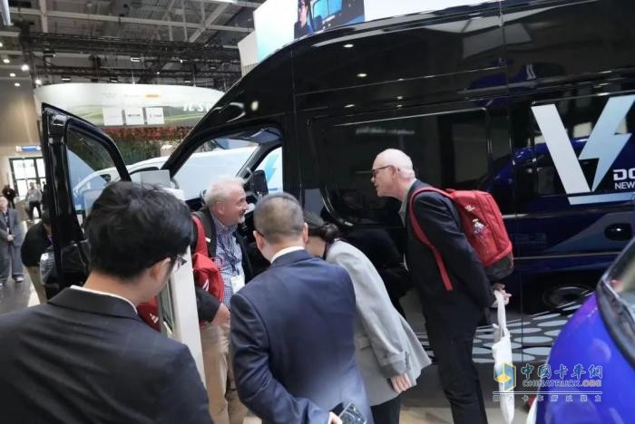 登場(chǎng)！東風(fēng)輕型車閃耀漢諾威車展，引領(lǐng)新能源商用車新風(fēng)尚