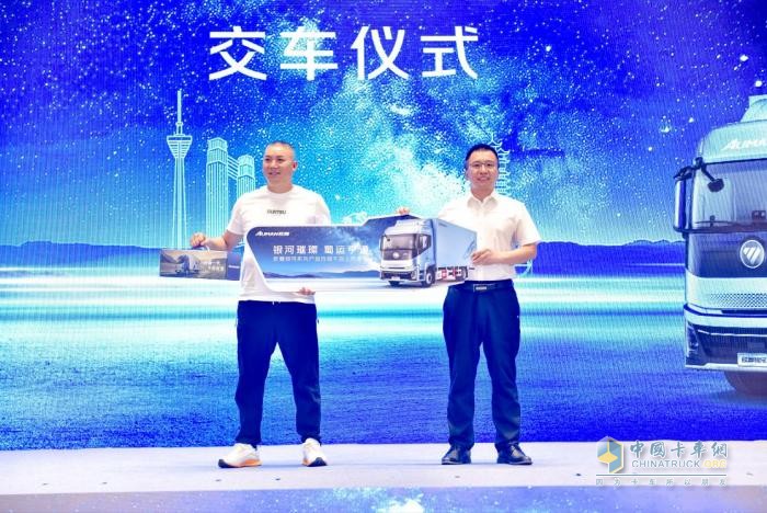 斬獲59臺訂單！歐曼銀河3成都區(qū)域上市 為快遞綠通運輸裝上高效新引擎