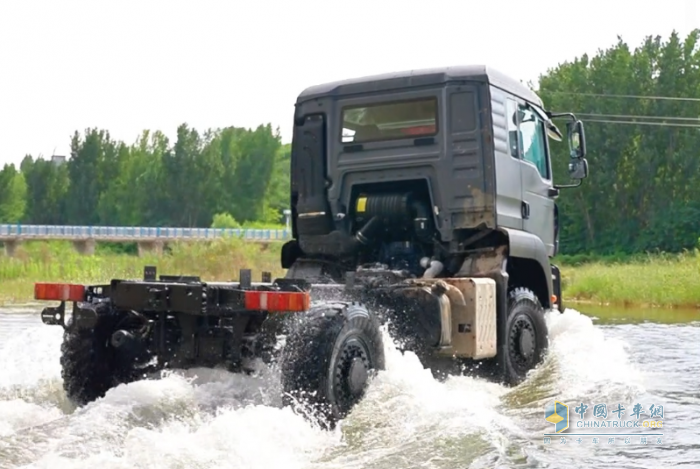 中國重汽豪沃中型4×4獨立懸架越野車：荒野主宰，肆意馳騁！