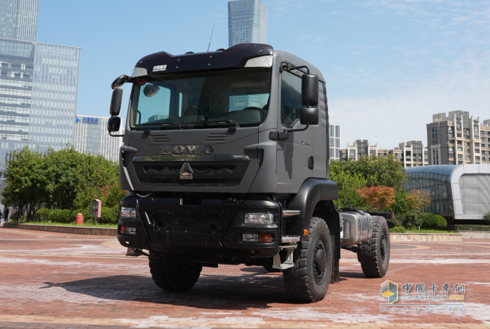 中國重汽豪沃中型4×4獨立懸架越野車：荒野主宰，肆意馳騁！