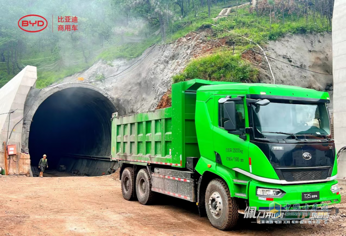 更靈活更高效！比亞迪純電動(dòng)三軸工程車首次亮相