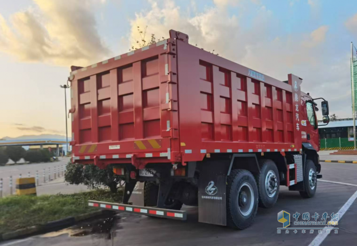 乘龍M3 6×2R自卸車，三月滿滿“掙”能量！