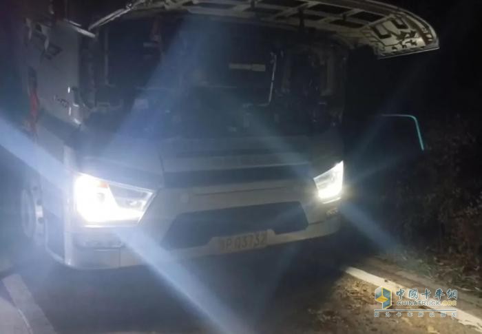 解放卡車：寒夜疾馳護(hù)綠苗，解放服務(wù)暖征途