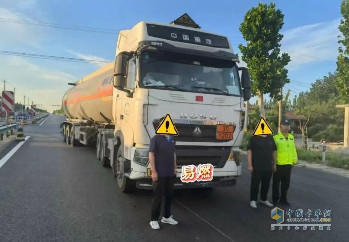 山東查獲一押運(yùn)員無證駕駛?；愤\(yùn)輸車