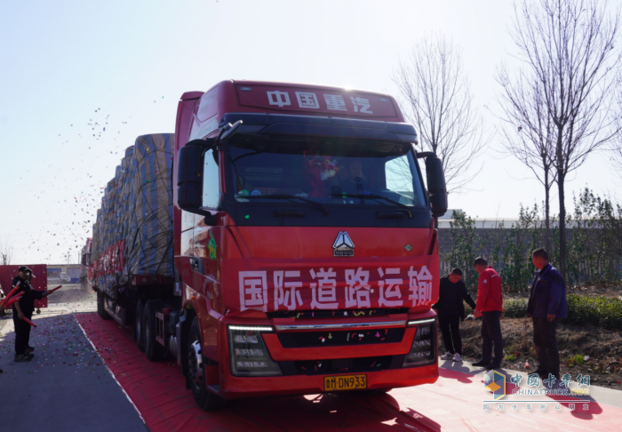 豪沃重卡助力圓鴻物流降本增效，打造跨境運力新標桿