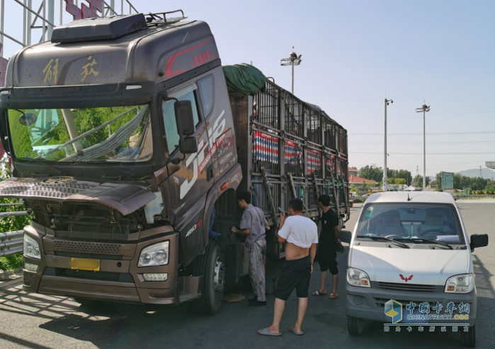 運(yùn)魚車拋錨，解放滕州服務(wù)站38℃高溫3小時(shí)緊急救援