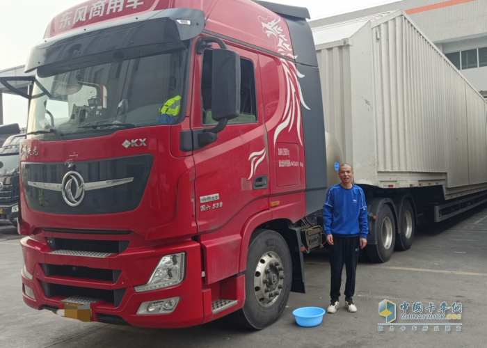 從入行到現(xiàn)在，王濤開過兩輛東風(fēng)天龍品牌的車，現(xiàn)在他駕駛的是東風(fēng)天龍旗艦530馬力燃?xì)廛?，“就是覺得這個車好，氣耗特別低，特省錢”，他的語氣里充滿了信任感。