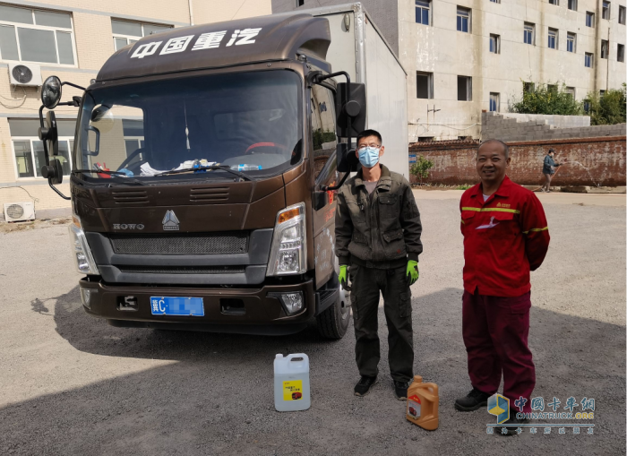 每月16日的HOWO輕卡統(tǒng)帥感恩日，中國重汽全國“親人”服務(wù)站為卡友冬日的冷寂運(yùn)輸路平添一股暖意。
