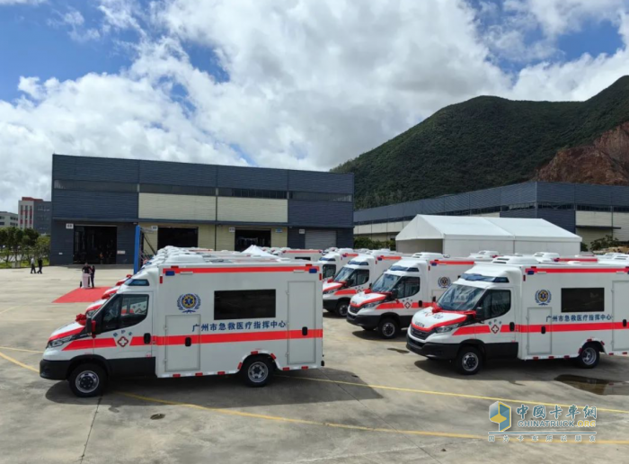 進口依維柯底盤鵬宇高性能方艙監(jiān)護型負壓救護車